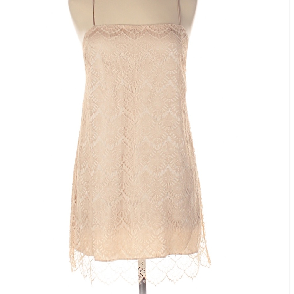 Lulu’s beige lace dress